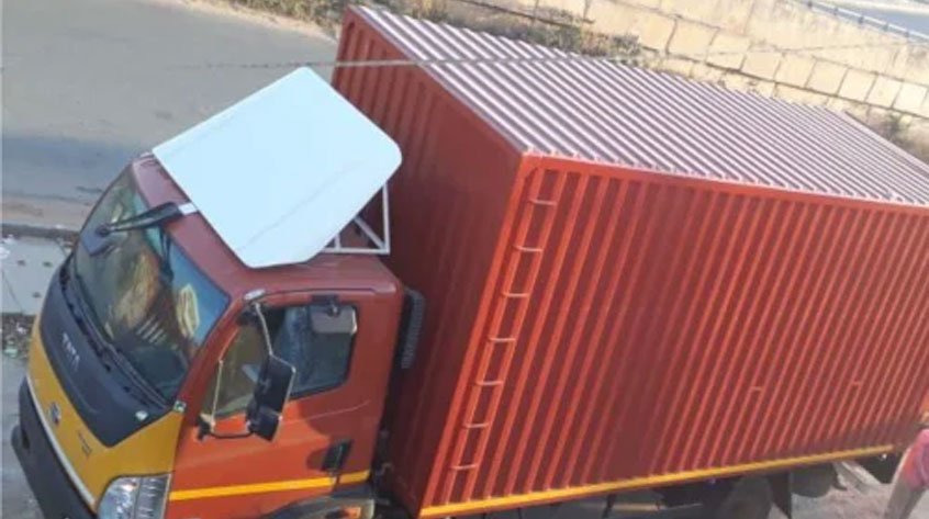 22 Feet Close Body Container